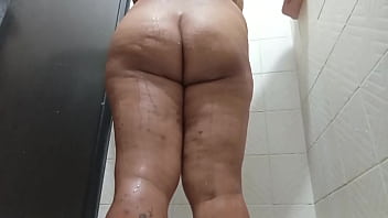 Cuñada gordita en el baño