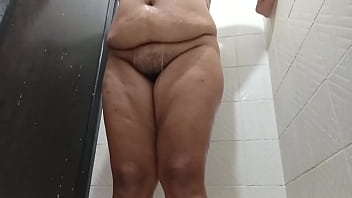 Cuñada gordita en el baño