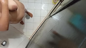 Cuñada gordita en el baño