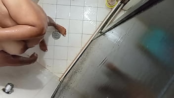 Cuñada gordita en el baño