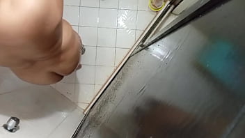 Cuñada gordita en el baño