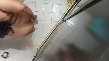 Cuñada gordita en el baño