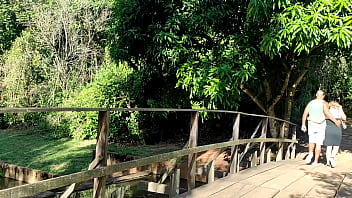 Fucking behind the trees in a public park with a bbc foder atrás das árvores num parque público com uma bbc