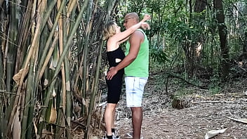 Fucking behind the trees in a public park with a bbc foder atrás das árvores num parque público com uma bbc Fucking behind the trees in a public park with a bbc foder atrás das árvores num parque público com uma bbc