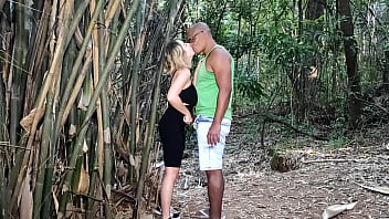 Fucking behind the trees in a public park with a bbc foder atrás das árvores num parque público com uma bbc Fucking behind the trees in a public park with a bbc foder atrás das árvores num parque público com uma bbc