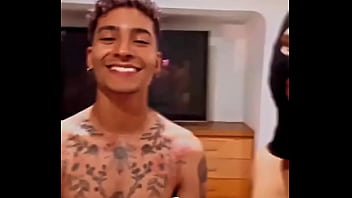 Acá grabando cositas nuevas con mi parcero angelitocruzx que les gustaría que hiciéramos juntos en el próximo