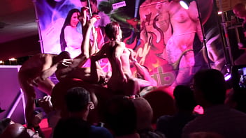 Mary rider si scopa lo stallone spagnolo salva da silva al salone erotico di barcellona