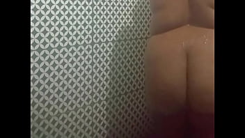 Crente safada dos peitos enormes no banho