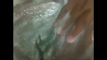 Crente safada dos peitos enormes no banho