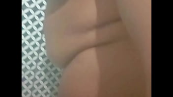 Crente safada dos peitos enormes no banho