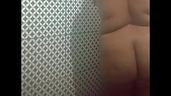 Crente safada dos peitos enormes no banho