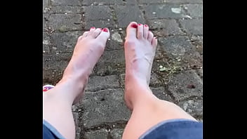 Nackte füße am maifeiertag