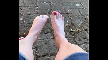 Nackte füße am maifeiertag