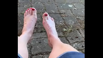 Nackte füße am maifeiertag