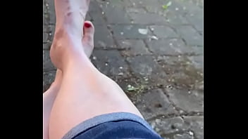 Nackte füße am maifeiertag