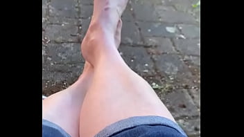 Nackte füße am maifeiertag