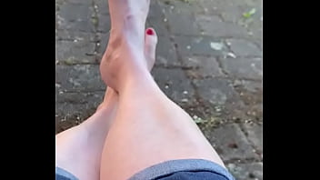 Nackte füße am maifeiertag