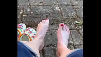 Nackte füße am maifeiertag