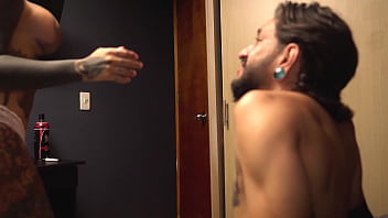 La chica que conoci en tinder invita a sus amigas a probar mi gran verga