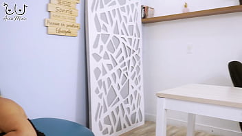 Tengo una aventura con mi jefe pero su inversionista me provoca tanto que follamos mientras el trabaja