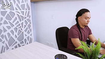 Tengo una aventura con mi jefe pero su inversionista me provoca tanto que follamos mientras el trabaja