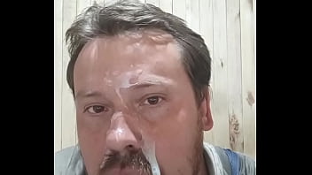 Громкий оргазм Гей жрёт свежую сперму и выливает её на своё лицо thumbnail