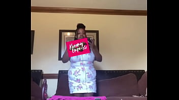 Curvy black girl shows soles