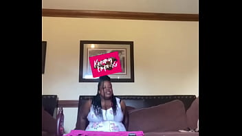 Curvy black girl shows soles