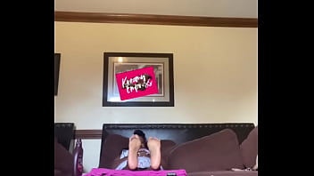 Curvy black girl shows soles