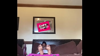 Curvy black girl shows soles