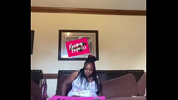 Curvy black girl shows soles