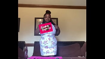 Curvy black girl shows soles