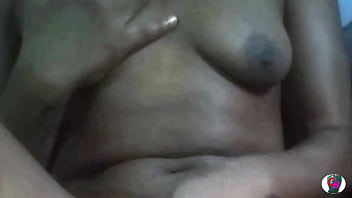 Ebony girl plays qith her pussy and squirts