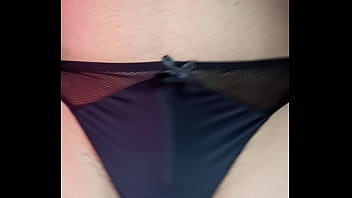 Modelando tanguita de satín