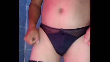 Modelando tanguita de satín