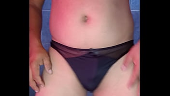 Modelando tanguita de satín