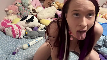 Teen posing and showing her ass