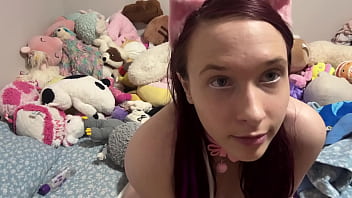 Teen posing and showing her ass