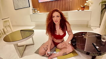 Ruiva fica tímida durante a entrevista mas se solta durante a gravação