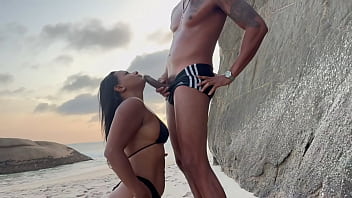 Levei minha namorada a praia de nudismo e transamos em publico completo no red