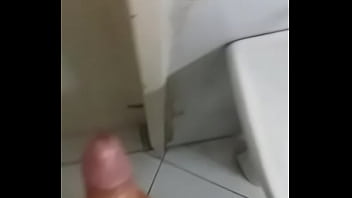 Edriano punhetando pra may sem gozar Edriano punhetando pra may sem gozar