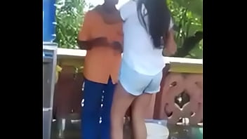 Mulher atiçando velho no centro Mulher atiçando velho no centro