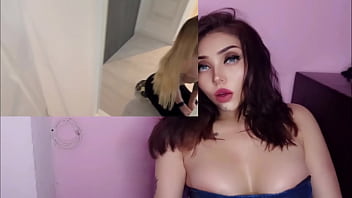 Rusa hermosa se come una verga y cabalga en ella