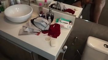 Fui na casa da minha amiga lésbica ela acabou pagando um boquete no banheiro