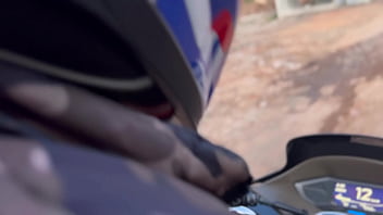 Peguei uma moto táxi sapatona no rio de janeiro ela subiu o morro comigo me levou pro seu apartamento no morro pra nós dois fuder gostoso