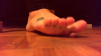 Wonderful sweaty feet after the gym to lick