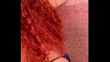 Hermosa puta pelirroja del gym es follada en la piscina a cuatro patas