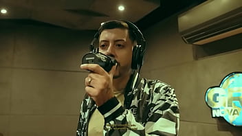 Novinha cantando com muito tesão