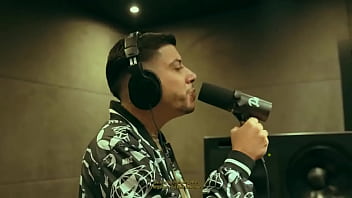 Novinha cantando com muito tesão Novinha cantando com muito tesão
