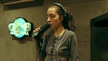 Novinha cantando com muito tesão